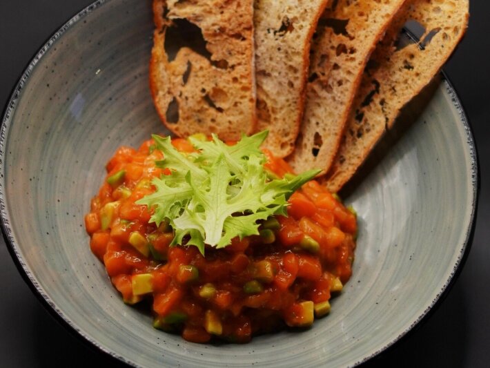 Тартар из лосося с авокадо