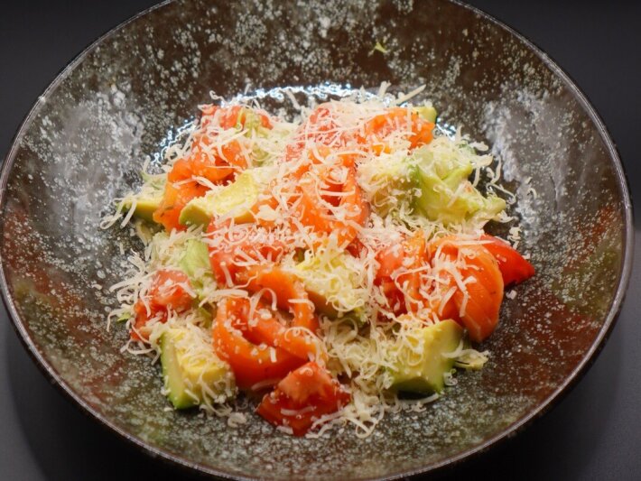 Салат с лососем «Гравлакс» и авокадо