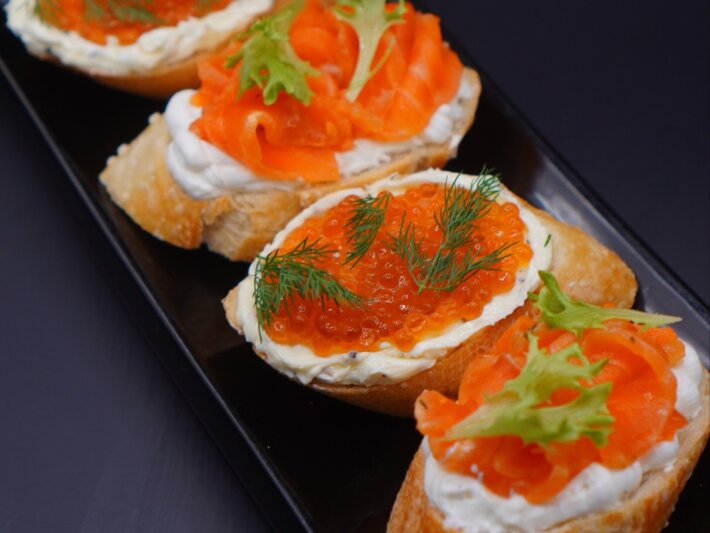 Ассорти брускетт с лососем и икрой