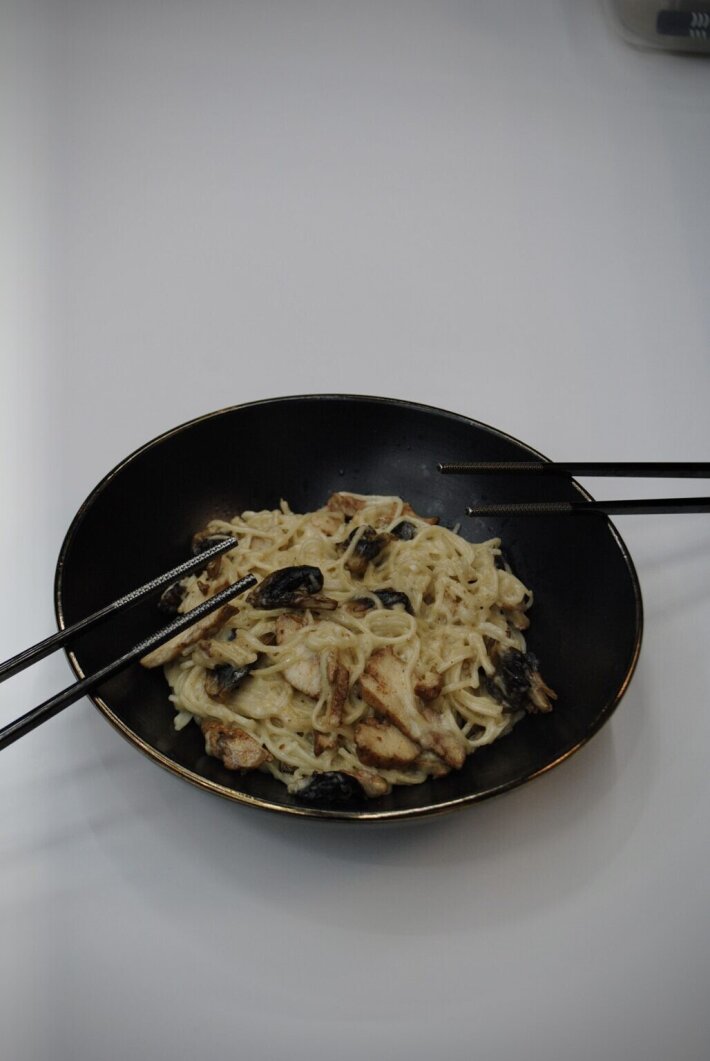 Паста с курицей и грибами