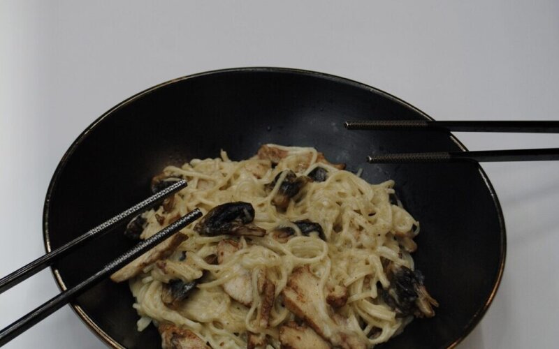 Паста с курицей и грибами