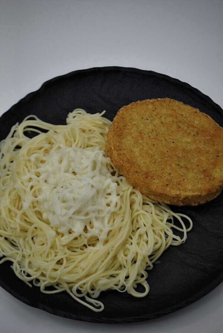 Макароны с сыром и куриной котлетой