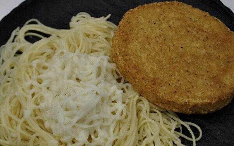 Макароны с сыром и куриной котлетой
