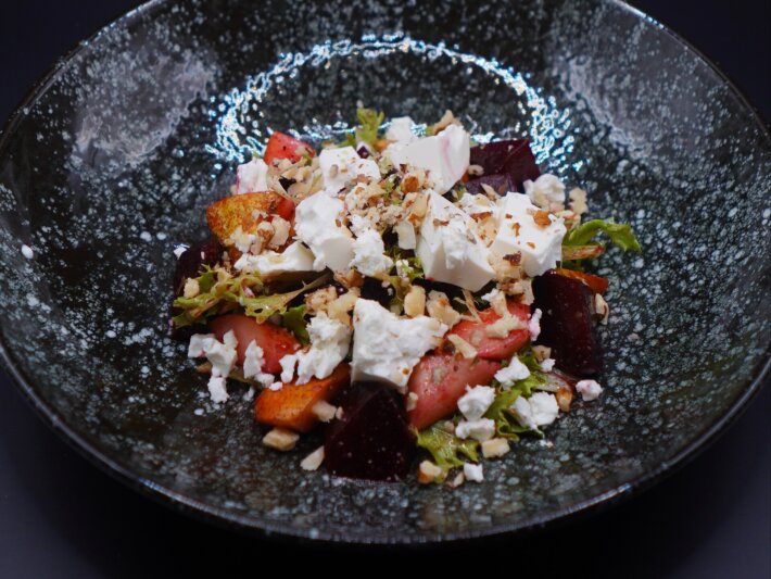 Салат с запечённой свёклой и грушей