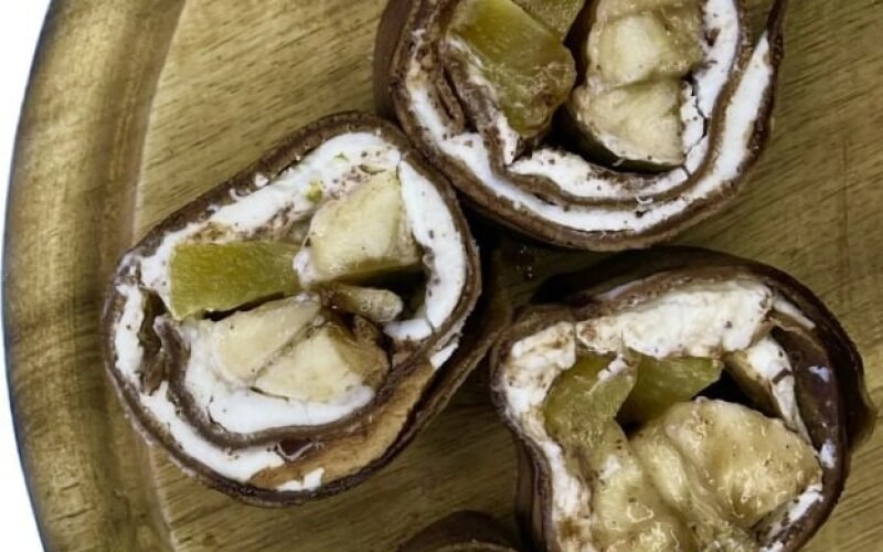 Ролл шоколадный с фруктами