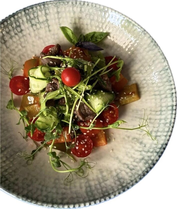 Салат «Тёплый» с овощами с индейкой