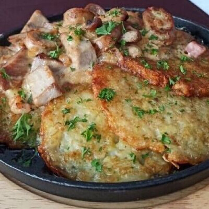 Драники с курицей и сметаной