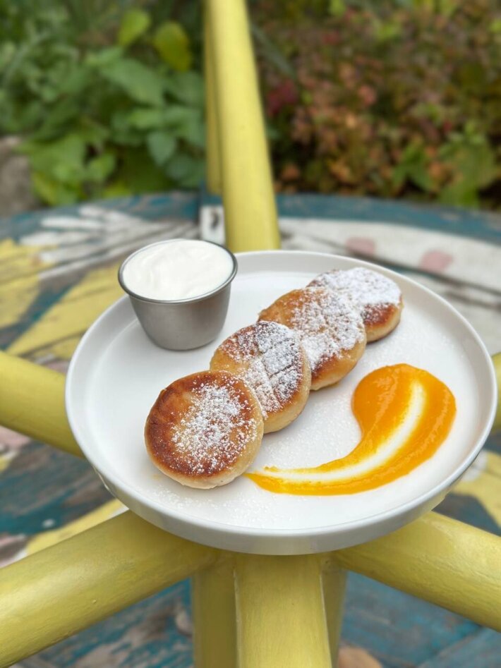 Сырники со сметаной и джемом