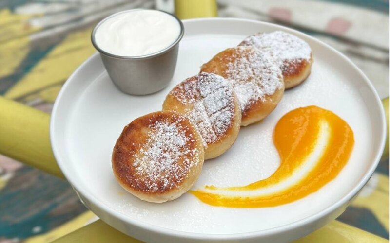 Сырники со сметаной и джемом