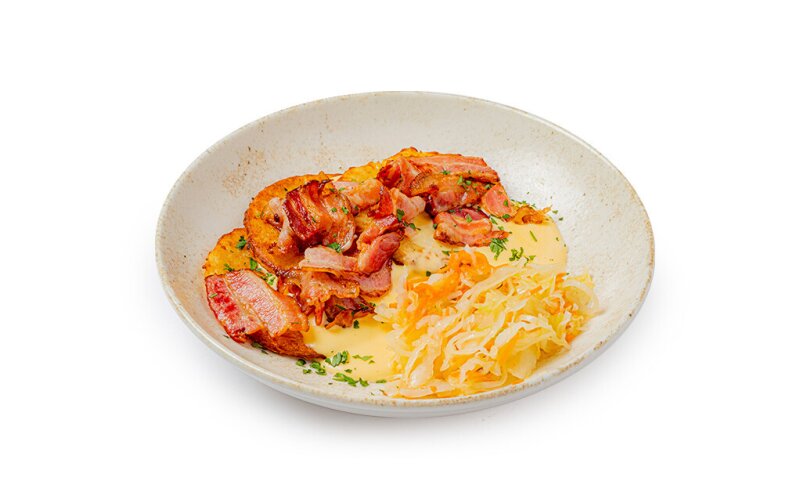 Драники с грудинкой и сырным соусом