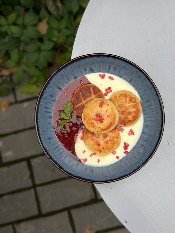 Сырники с клубничным соусом и ванильным кремом