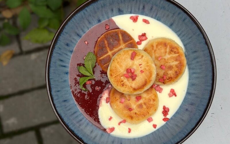 Сырники с клубничным соусом и ванильным кремом