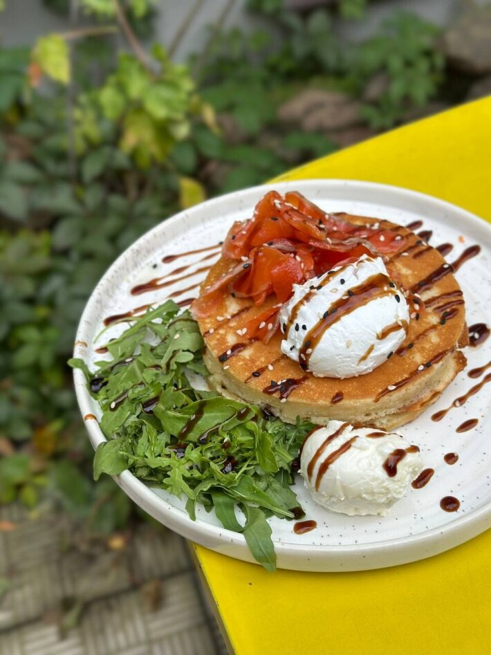 Панкейки с лососем или креветкой, крем-чизом и яйцом «Пашот»