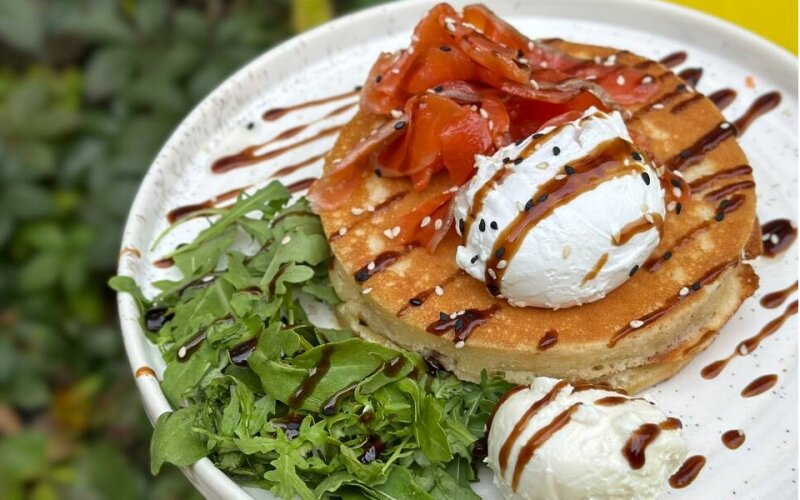 Панкейки с лососем или креветкой, крем-чизом и яйцом «Пашот»