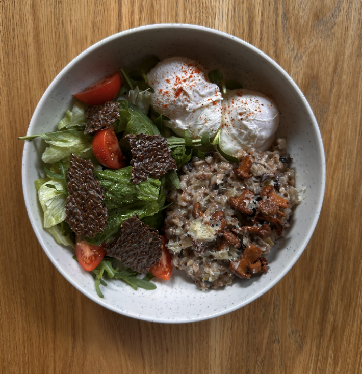 Гречка с грибами, яйцом «Пашот», миксом зелени и сыром «Пармезан»