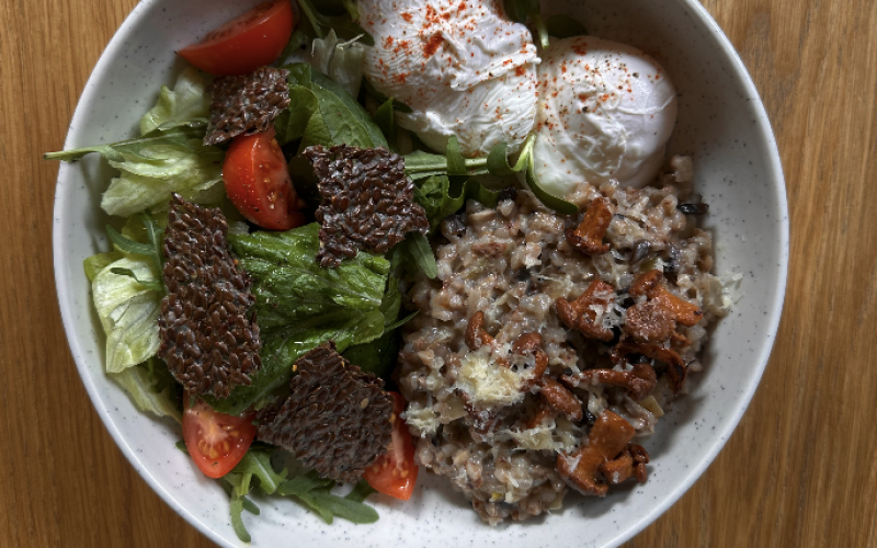 Гречка с грибами, яйцом «Пашот», миксом зелени и сыром «Пармезан»