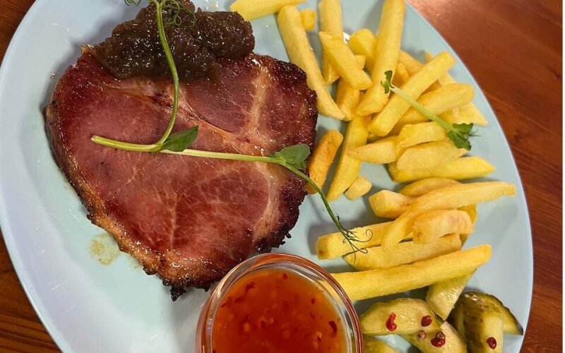 Стейк из свинины с гарниром