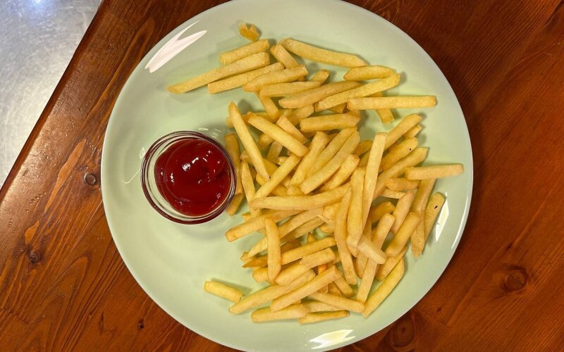 Картофель фри с кетчупом