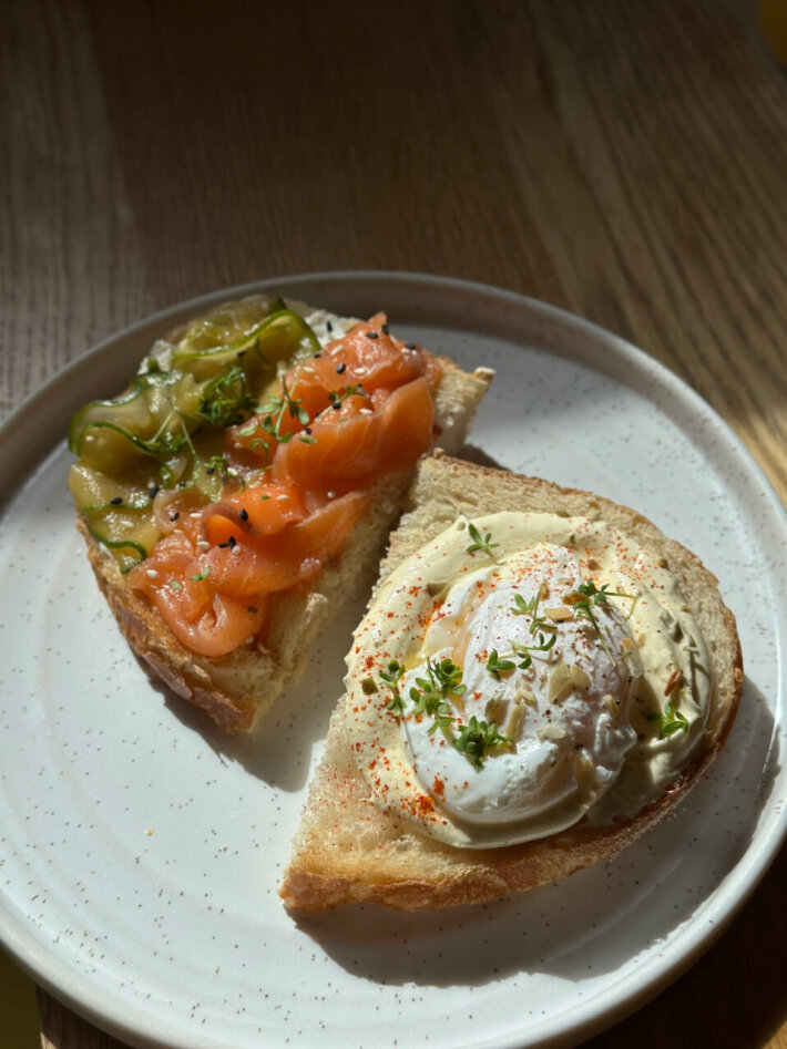 Тост с лососем, крем-чизом, яйцом «Пашот», голландским соусом и сыром «Пармезан»