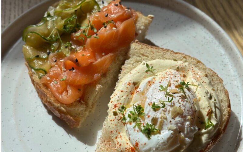 Тост с лососем, крем-чизом, яйцом «Пашот», голландским соусом и сыром «Пармезан»