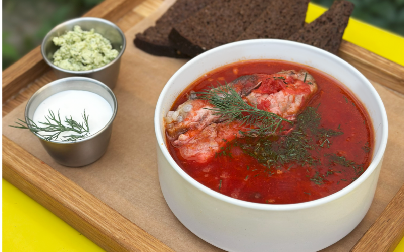 Борщ с ребром, бородинским хлебом и чесночным дипом