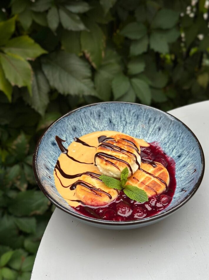 Сырники со сгущенкой и вишней