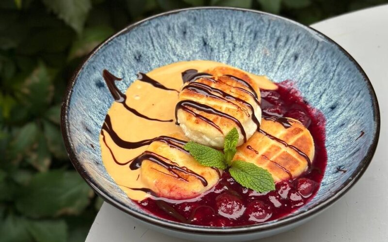 Сырники со сгущенкой и вишней