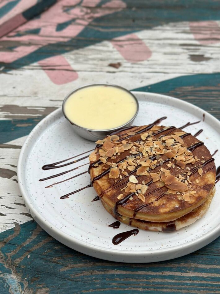 Панкейки с ванильным соусом и шоколадом