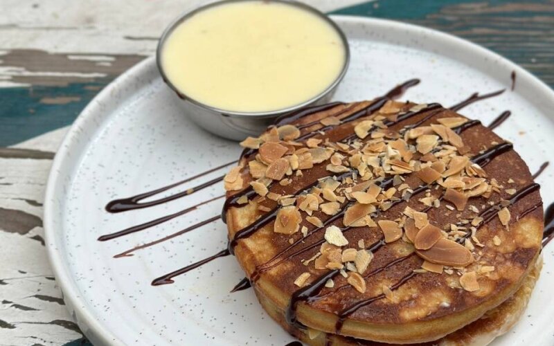 Панкейки с ванильным соусом и шоколадом