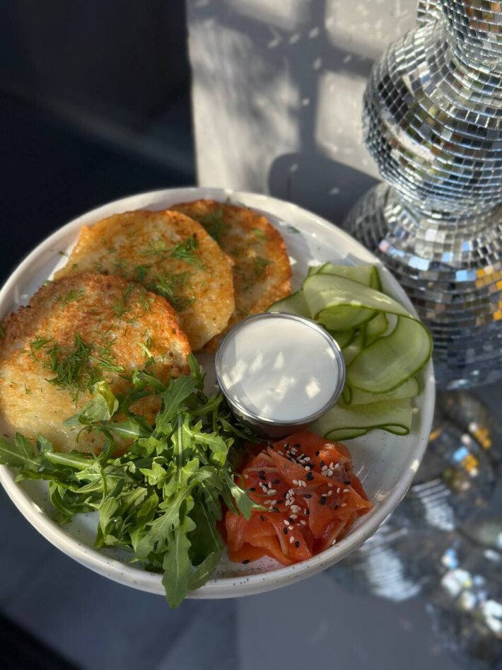 Драники с лососем или креветкой, зеленью и огурцом