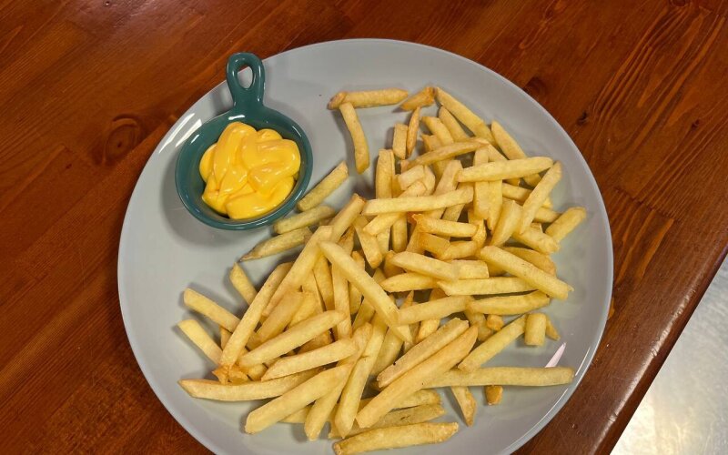 Картофель фри с сырным соусом