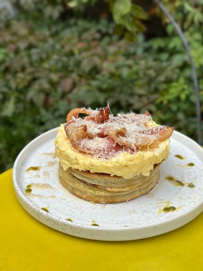 Панкейки со скрэмблом, беконом и кленовым сиропом