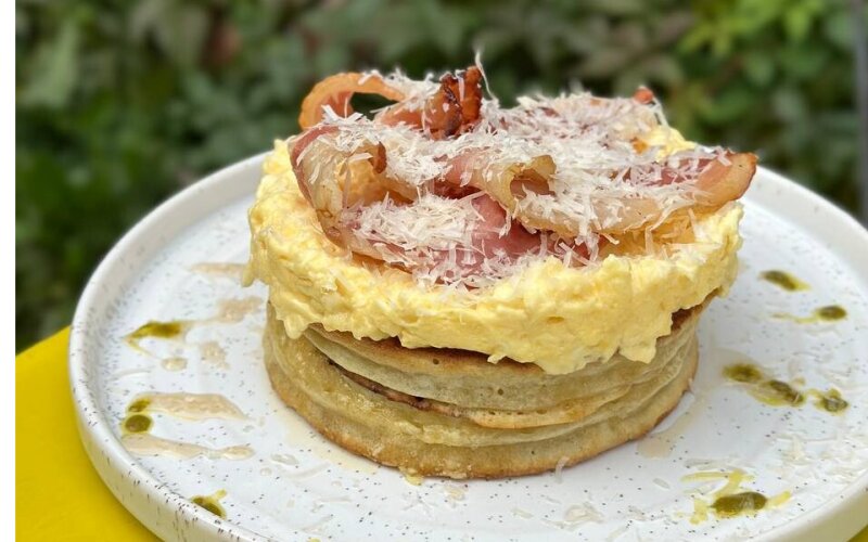 Панкейки со скрэмблом, беконом и кленовым сиропом