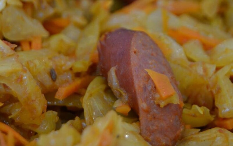 Бигос из капусты с колбасками «Пикантными»