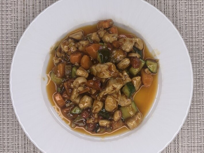 Острая курица с овощами и арахисом