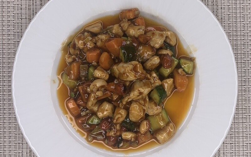 Острая курица с овощами и арахисом