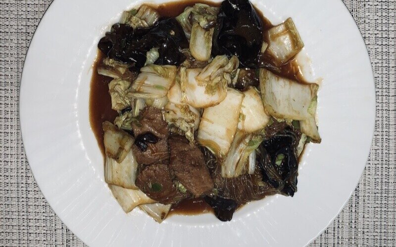 Капуста с древесными грибами, мясом и фунчозой