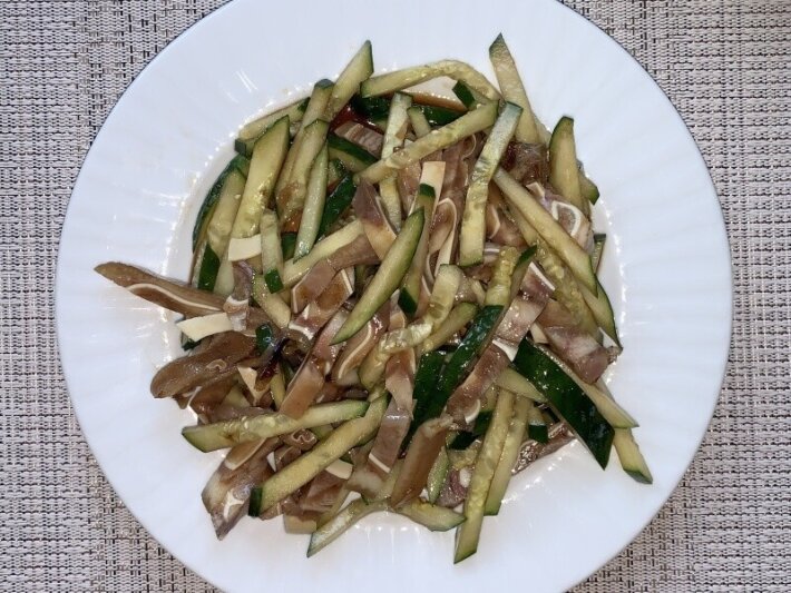 Салат из свиных ушей с огурцом