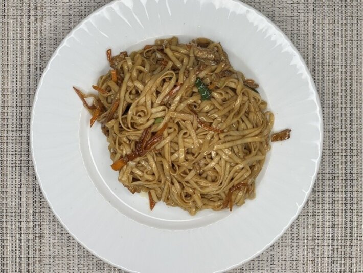 Лапша, жареная с овощами