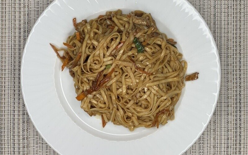 Лапша, жареная с овощами