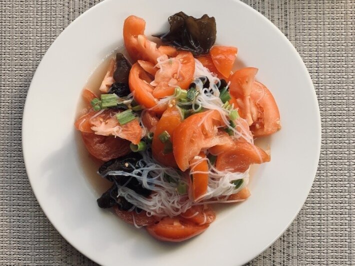 Салат из древесных грибов, фунчозы и помидоров