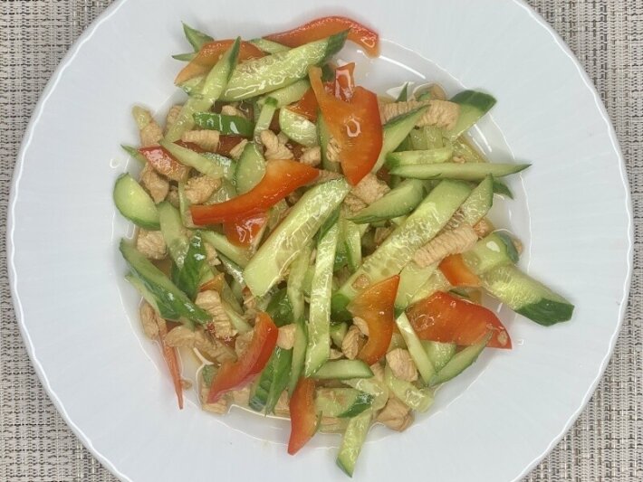 Салат из сладкого перца с куриным филе