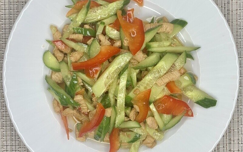 Салат из сладкого перца с куриным филе