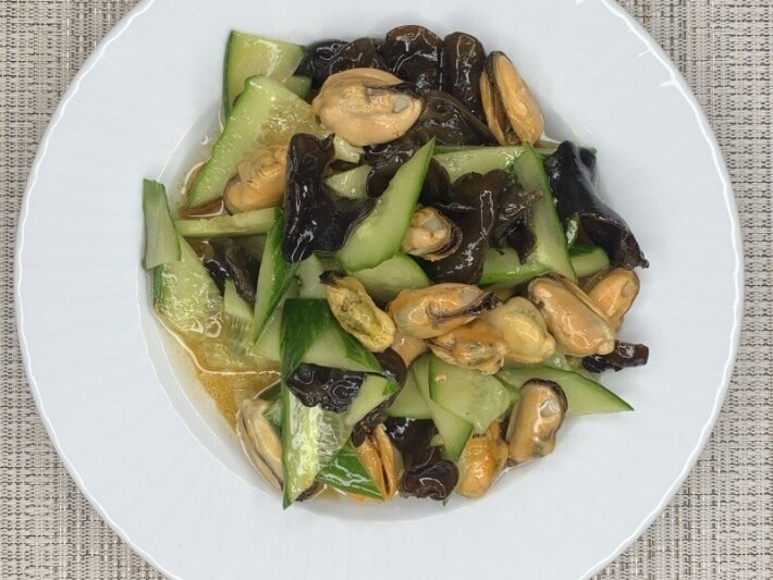 Салат из мидий с огурцом древесными грибами