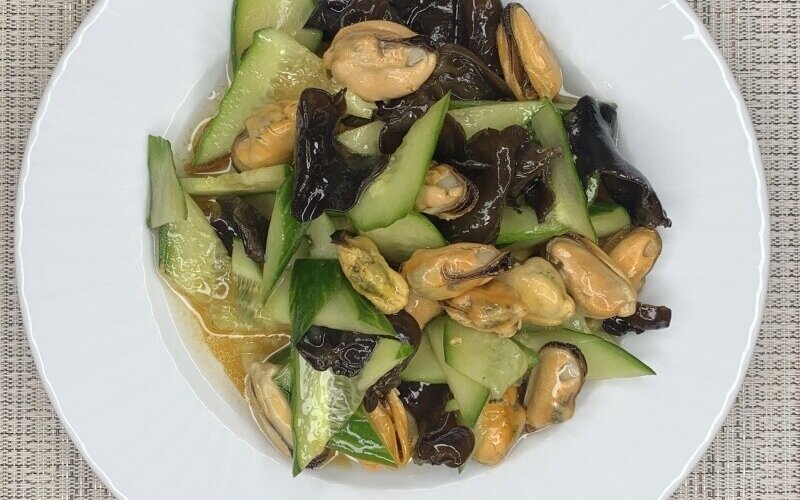 Салат из мидий с огурцом древесными грибами