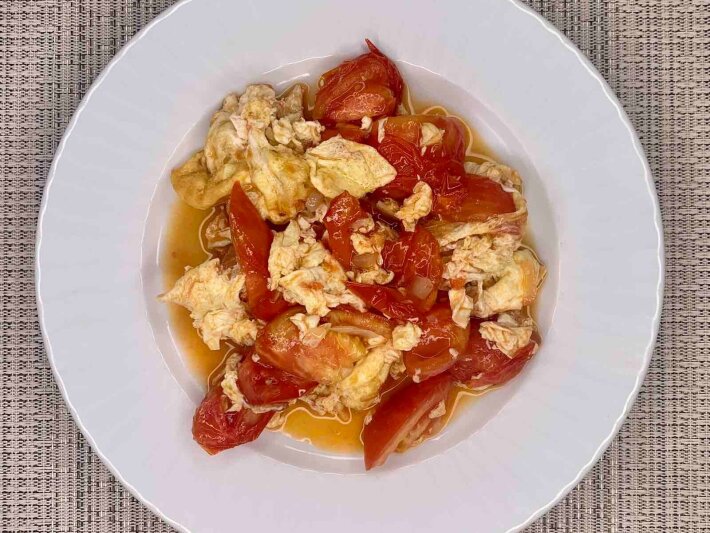 Помидоры, жареные с яйцом