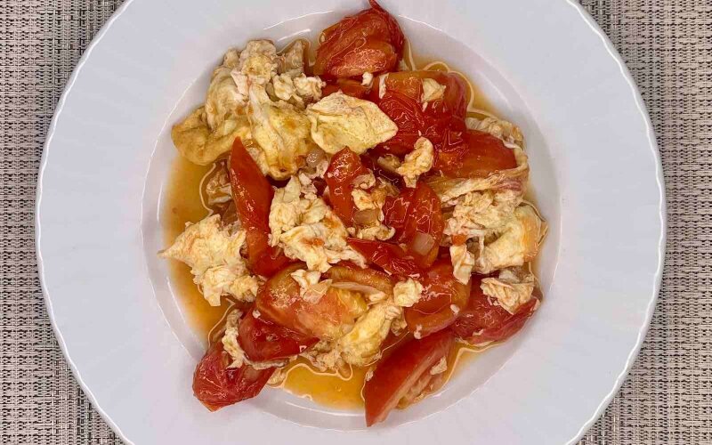 Помидоры, жареные с яйцом