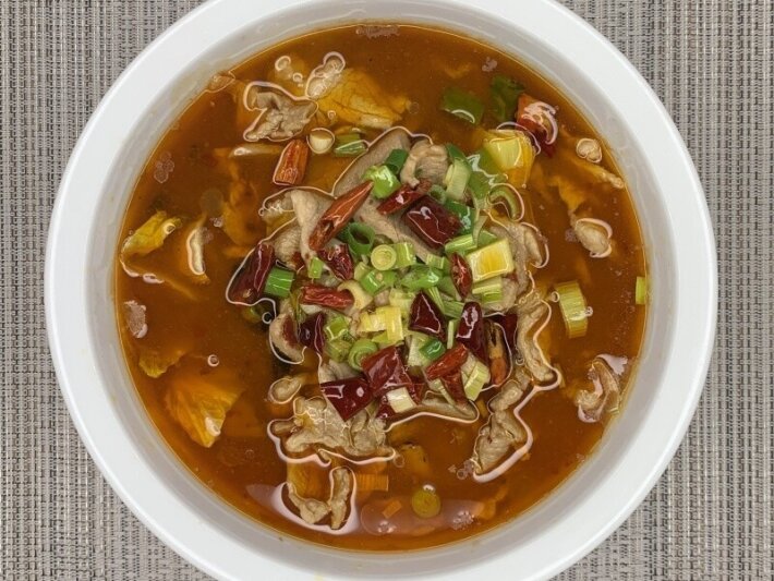 Острая свинина с капустой в бульоне