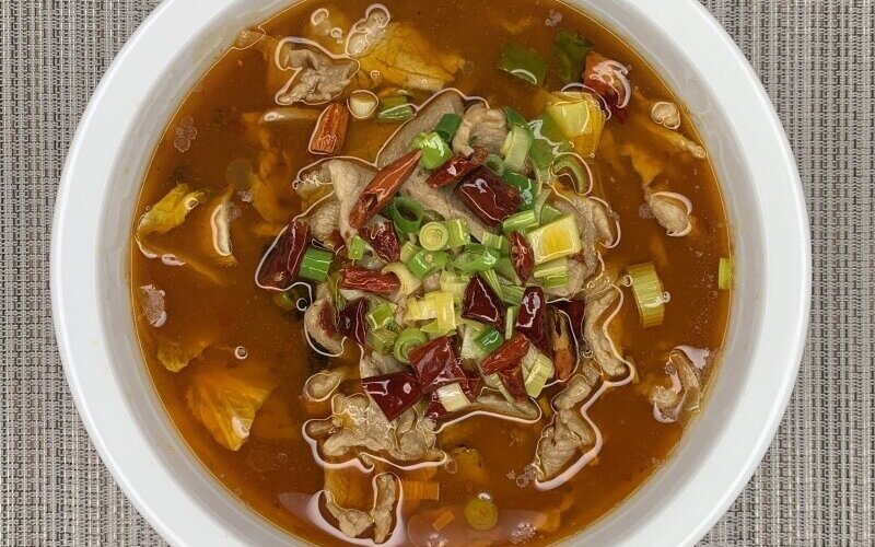 Острая свинина с капустой в бульоне