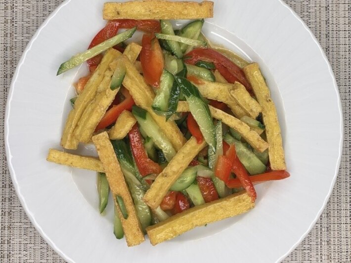 Салат из обжаренного сыра «Тофу» с овощами